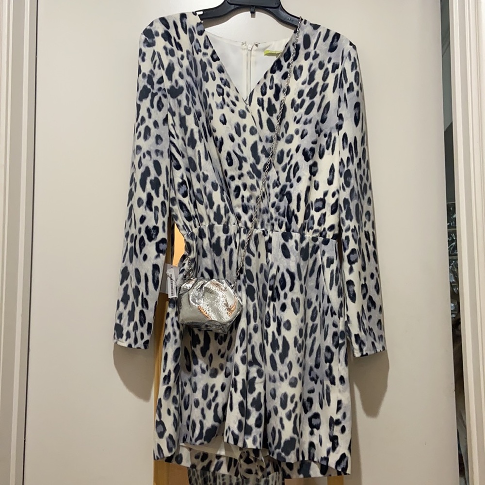 Snow leopard romper like new